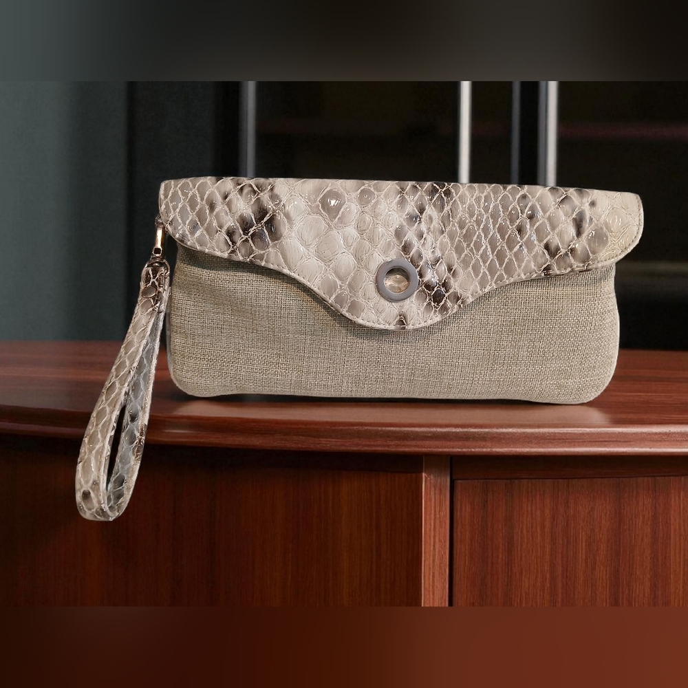 Sondra Squared Green Faux Snake Skin Print Canvas Womens Wristlet Clutch